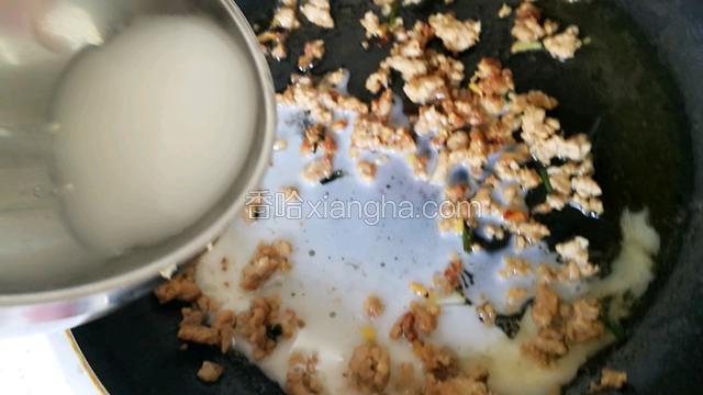 水淀粉倒入肉末中勾芡。