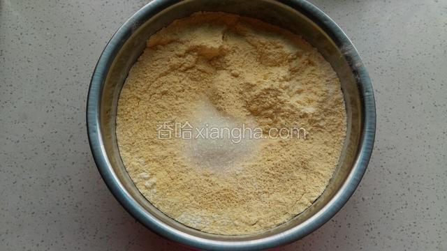 搅拌均匀的面粉里加入白糖。