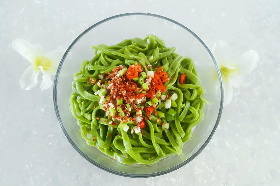 炝拌菠菜汁面