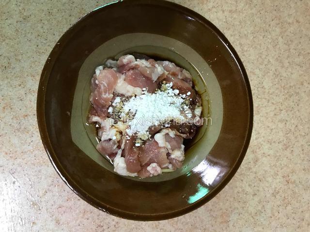 肉切片放入油、生抽、料酒和生粉抓匀码味