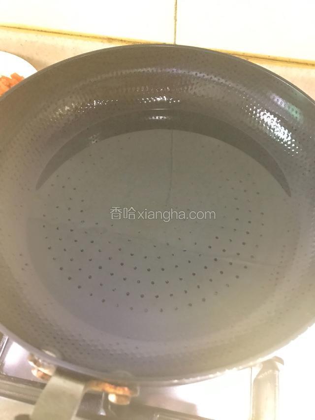 锅内放适量油