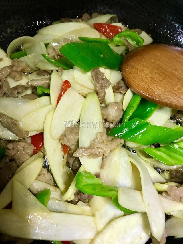 下青红椒炒熟，调入盐和鸡精