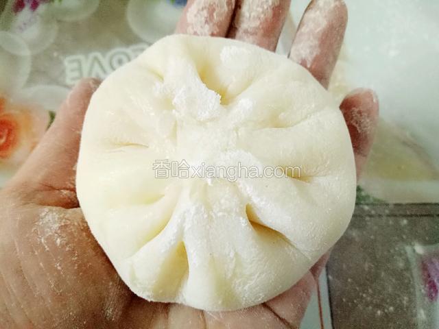把边缘向中间靠拢并捏紧收口