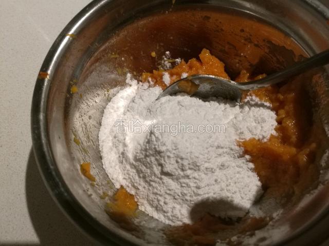 糯米粉和红薯到在一起。