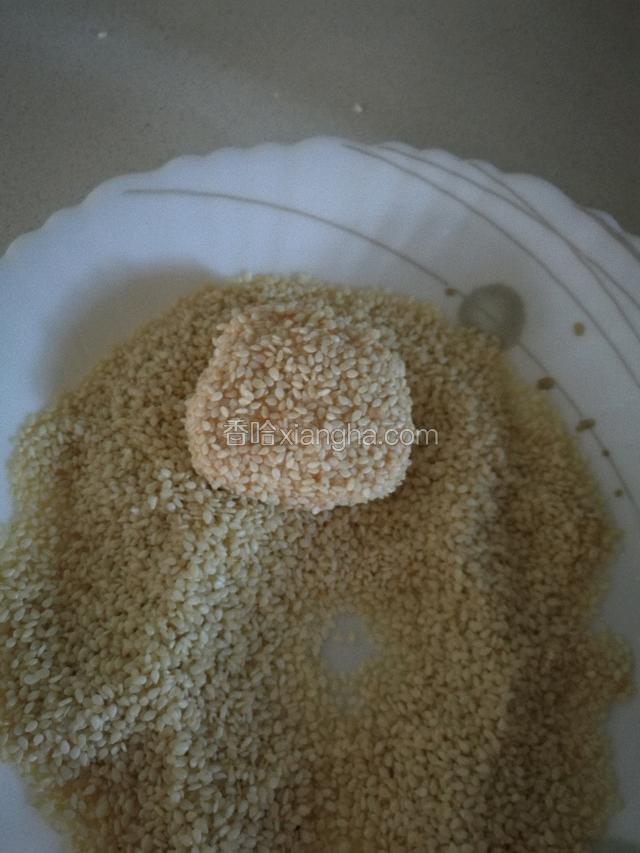包好的面团沾上芝麻。