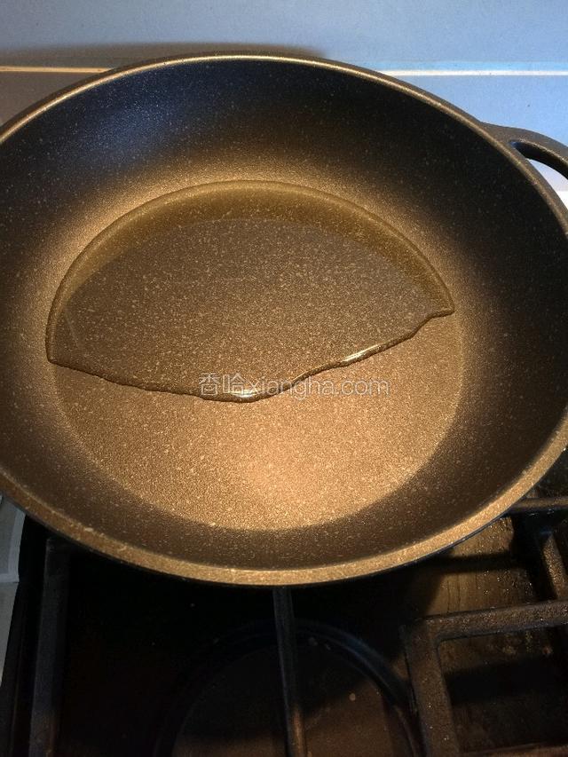 锅热到油。