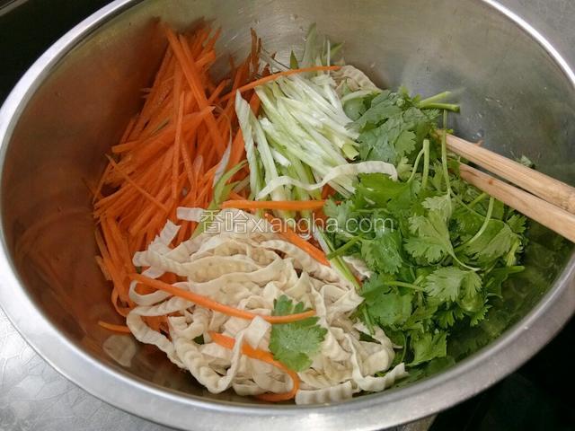 切好的各种丝放一起