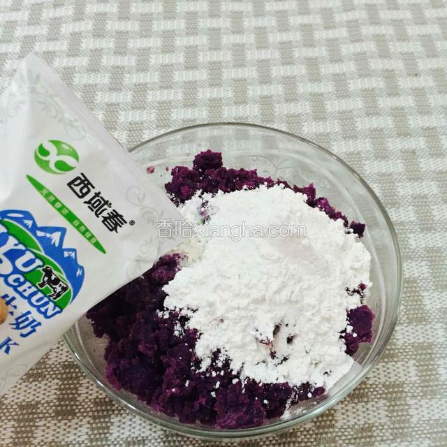 紫薯泥比较干，再倒进适量的牛奶，搅拌均匀。不能一下子多加，慢慢添加。