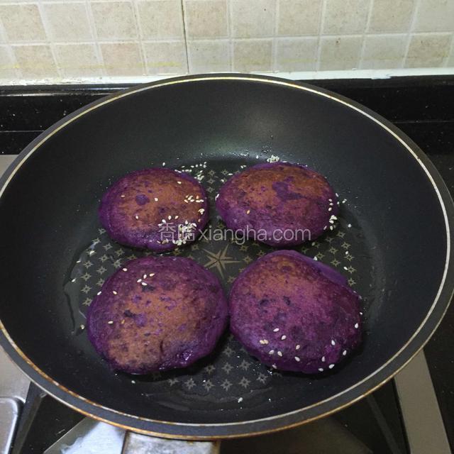 把紫薯饼翻另一面煎，
就像烙饼一样，慢慢煎。
两边稍微金黄色就好了。