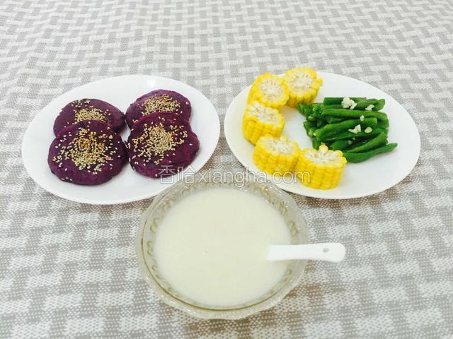 附上美美滴早餐图
淮山糊
芝香紫薯饼
玉米拼凉拌豆角
美好的一天，又开启了……
