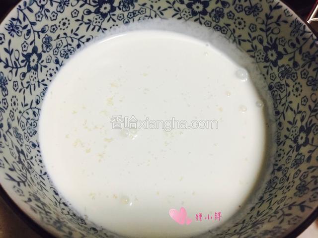 淡奶油一小盒加入糖，淡奶油超市有卖，好像是237ml。200ml其实够了，但是剩那么点不好保存，一次用掉省心了