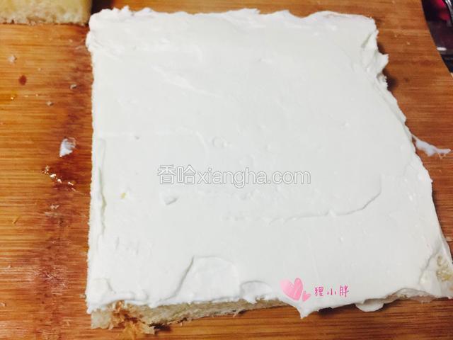 在涂了黄油那一面用刮刀均匀抹一层打好的奶油