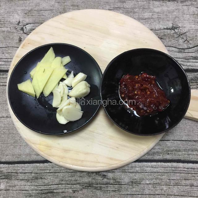 姜切片、蒜拍松