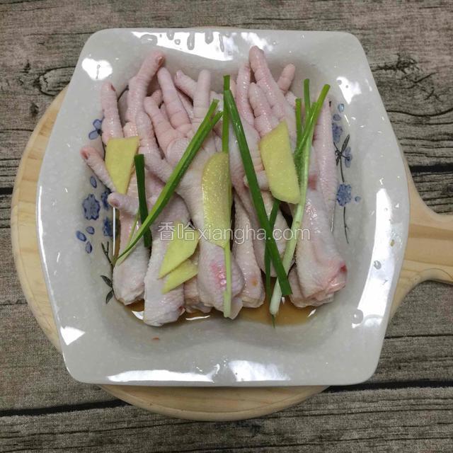 鸡爪处理干净后加少许姜片、葱段、料酒、盐腌制十分钟左右