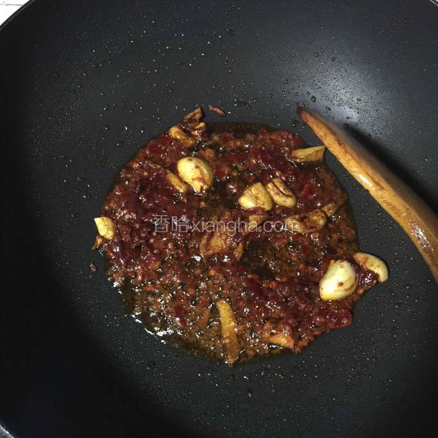加入豆瓣酱炒香