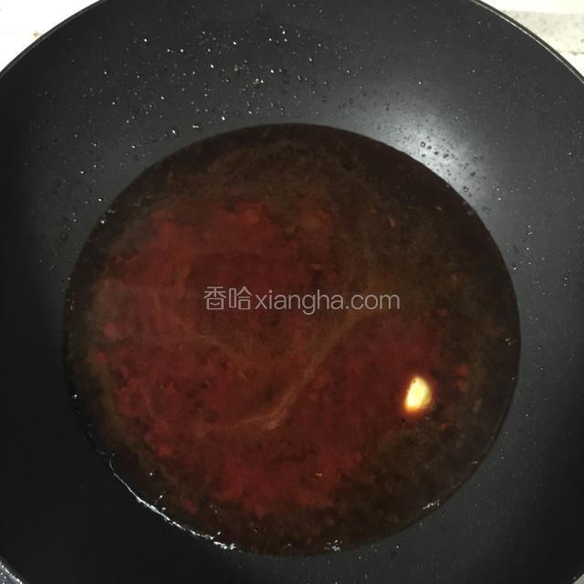 倒老抽、生抽、糖、清水调汁