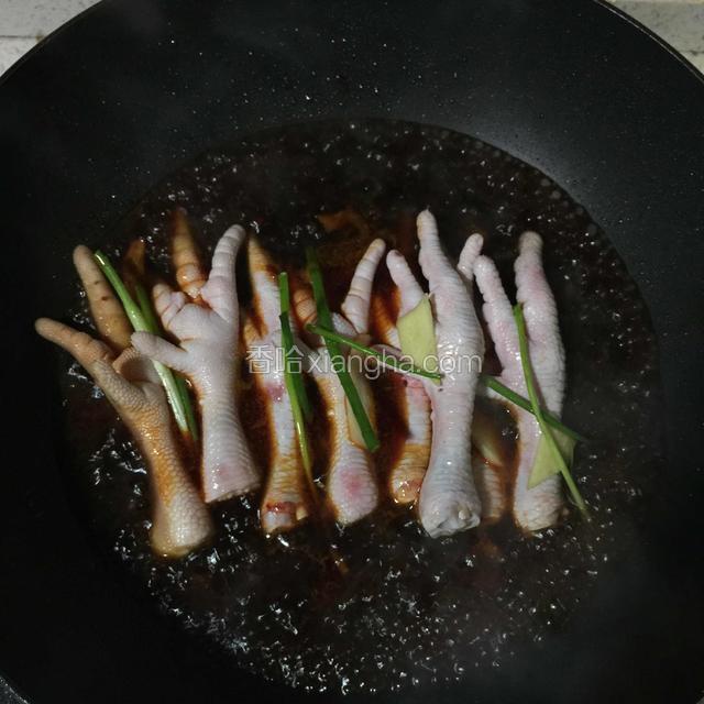放入腌好的鸡爪，大火煮开转小火慢慢收汁