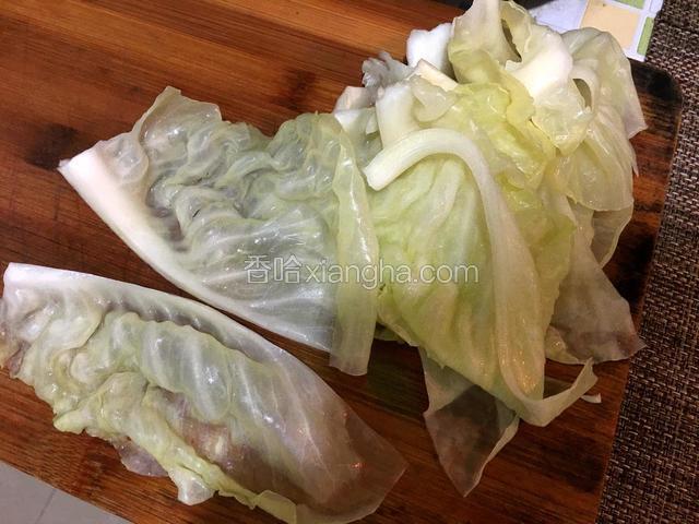 包菜洗净后开水锅中，加适量盐焯烫一下，捞出沥干水分，对半切开备用