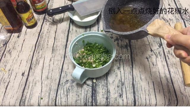 加入少许煮好的花椒水
依次把所有配料加入肉馅中
