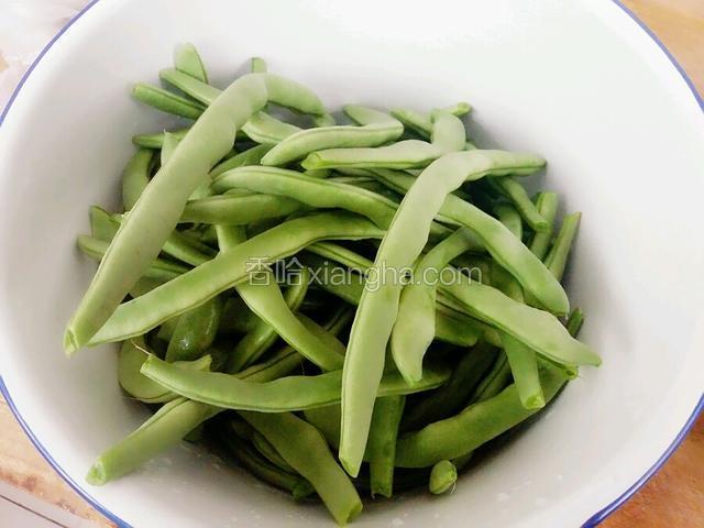 豆角摘好洗净 控干