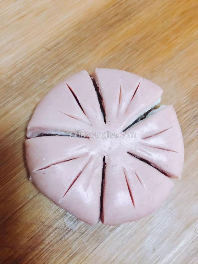 球擀扁或按扁，先切5份，然后每个花瓣上划两刀。

注意不要切到太中间，烤好容易掉花瓣。