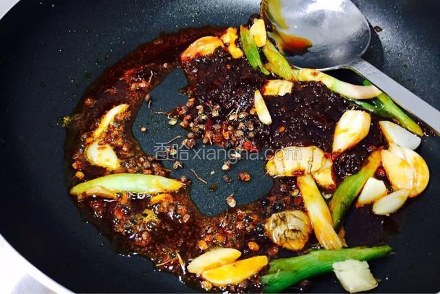 另起锅倒油爆香花椒葱姜蒜和火锅料