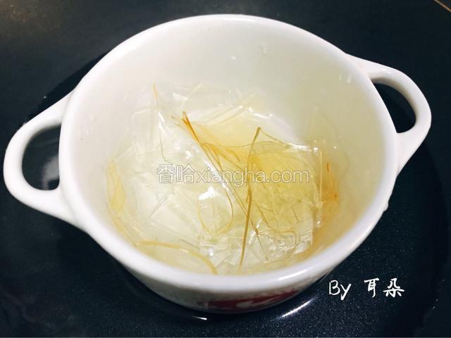 在锅中做热水
放入碗 隔水加热