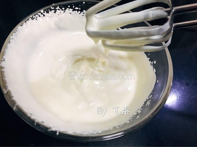 打发到小弯勾
做慕斯的奶油打发5-6分发即可