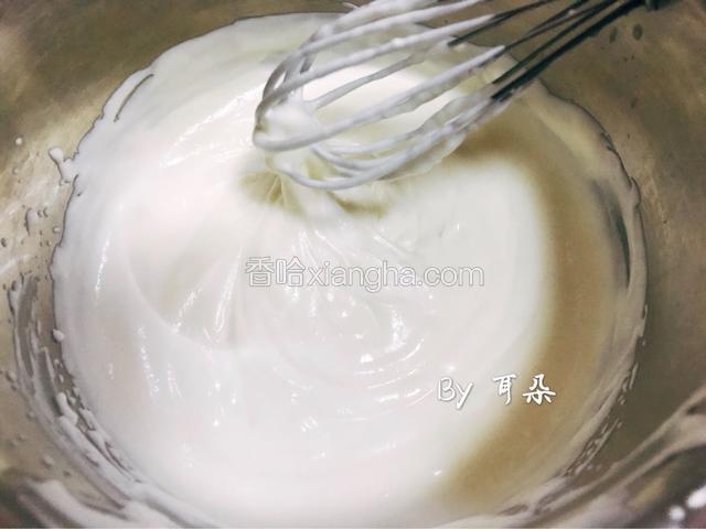 搅拌到光滑可稍微流动状态
太浓了的话 你做蛋糕的时候不平整 不好看