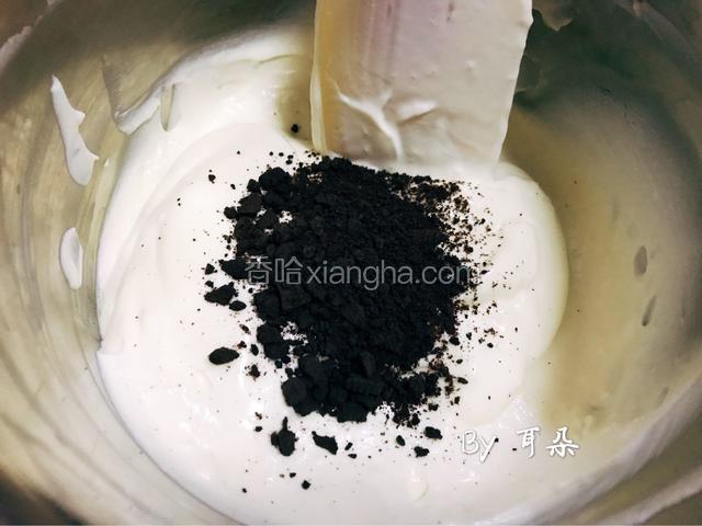 倒入一些奥利奥饼干碎
我直接买的奥利奥饼干碎
烘焙材料的地方都有卖

其实 按自己喜欢的口感倒多少都行
我喜欢多一些