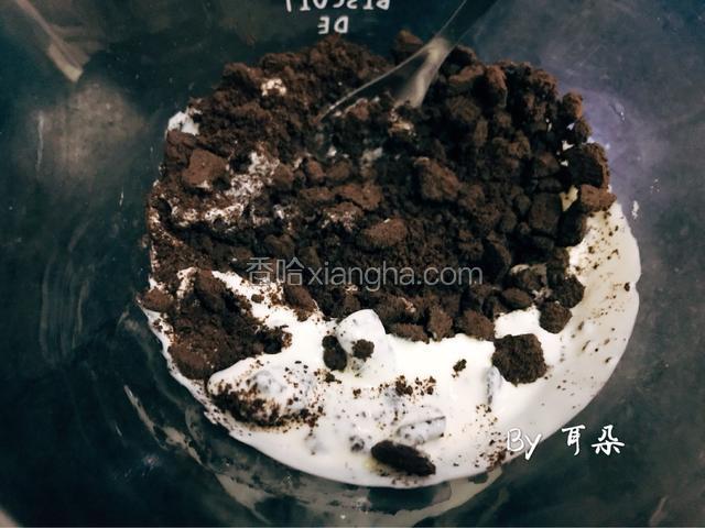我们来做饼干底
把奥利奥饼干碎 弄细碎点
压拌手法来做成特别粘稠的状态

饼干和黄油做底太腻了
所以我用稀奶油和饼干碎混合 好吃不腻