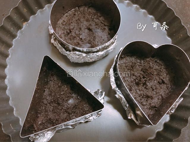 拌匀饼干底
放入包好锡纸的模具里面压平
薄厚没有限制 随你喜欢就好
个人喜欢厚一点的
