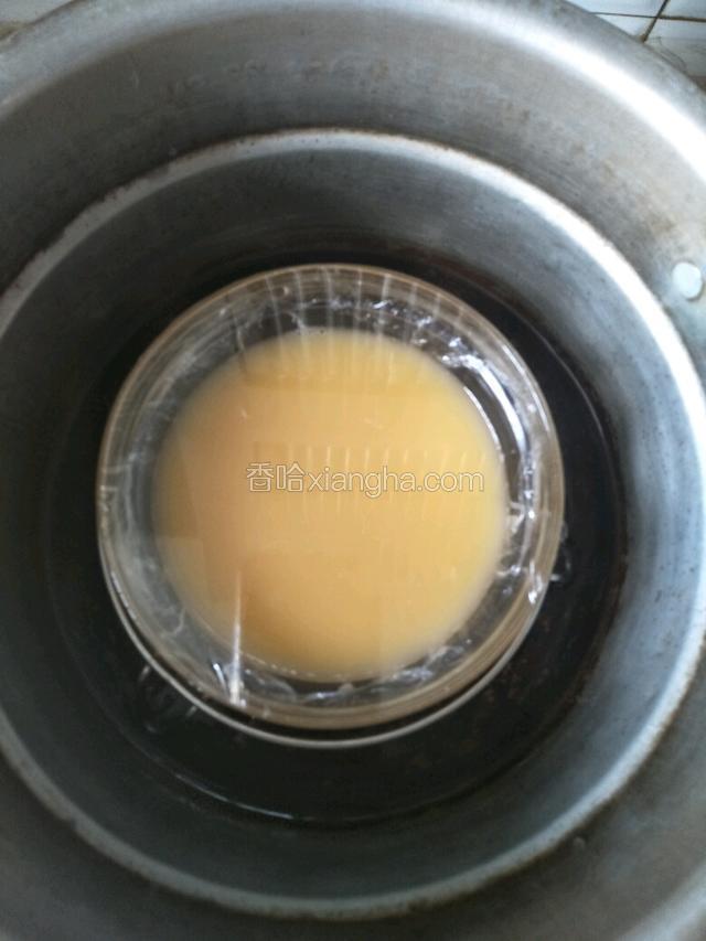 放入锅中水开放入鸡蛋蒸10分钟
