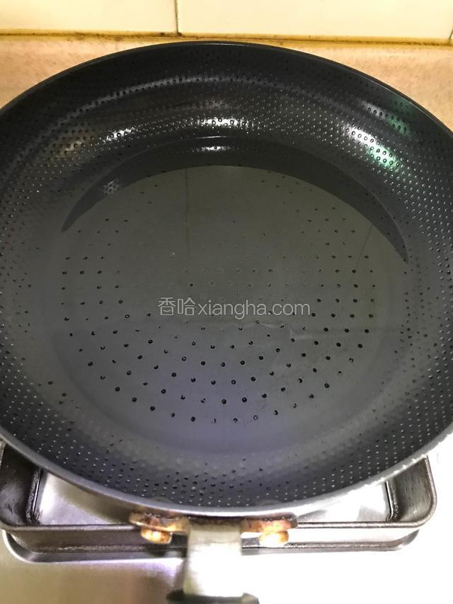 锅内放入适量油