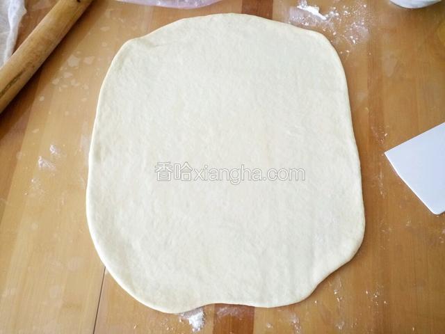 用擀面杖擀0.5厘米的面皮