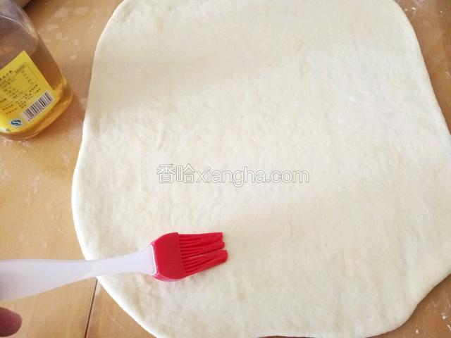 薄薄的刷一层蜂蜜 方便粘合