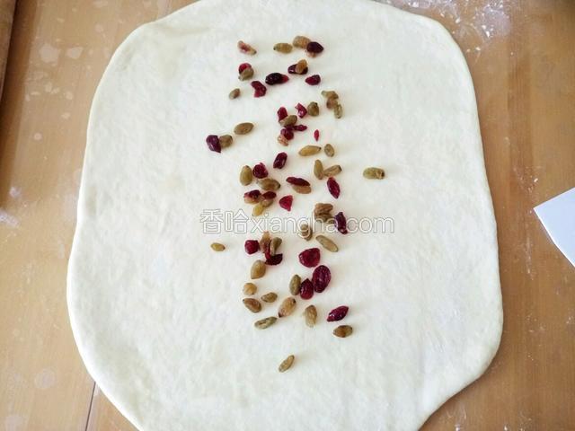 在中间放上果干