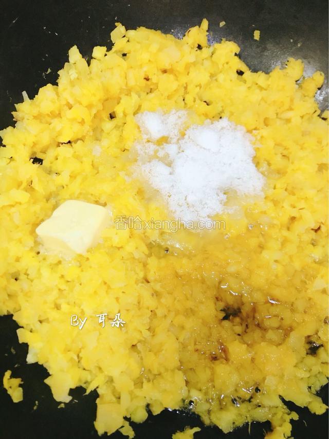 加10g黄油，50g糖，40g蜂蜜，翻炒。
我有时会加一点红糖调节口味。