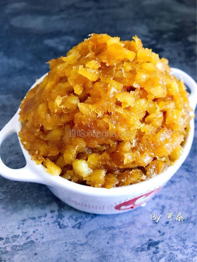 那么大一个菠萝炒好就这些，哈。
好吧，放入冰箱冷藏。