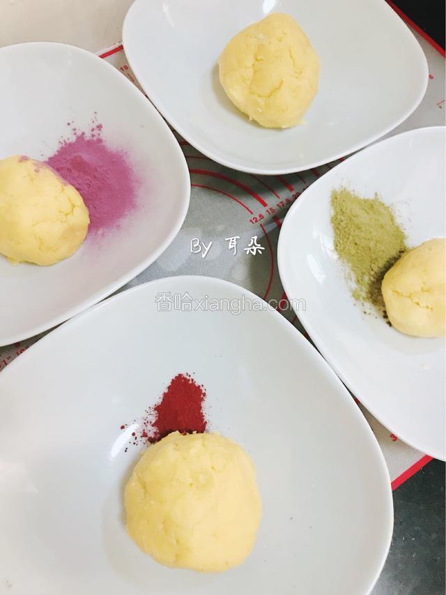 为了不那么单调，我分成4份。
分别是，原味，红曲粉，紫薯粉，抹茶粉。