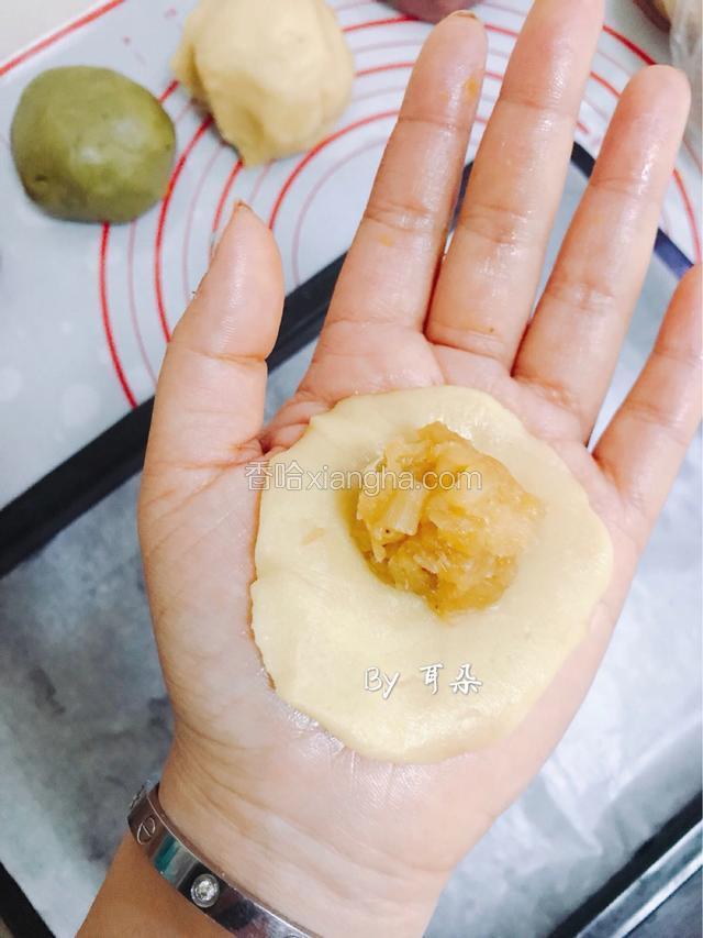 取一块面皮按平，包馅儿。
这个分量不好说，因为每个人用的模具都不一样大小，做1-2个就知道大概用多少面了。