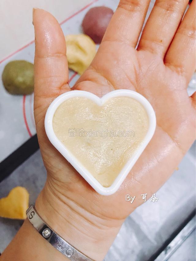 没有那么多模具，可以学我这样做。

把模具放手心，面团放进去，用手掌压平。