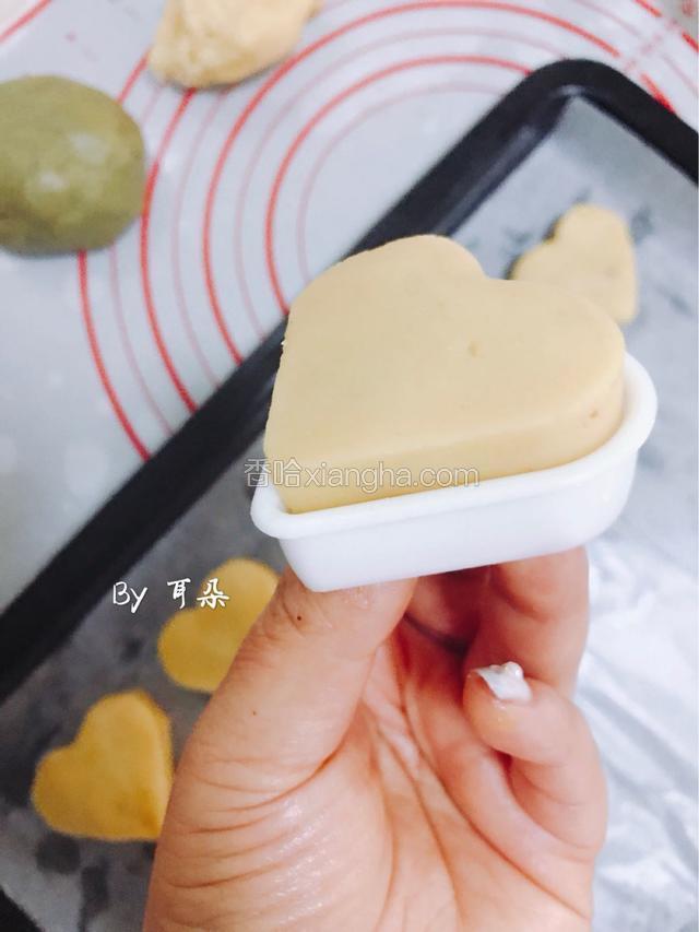 从下面推出来，放在烤盘上。
