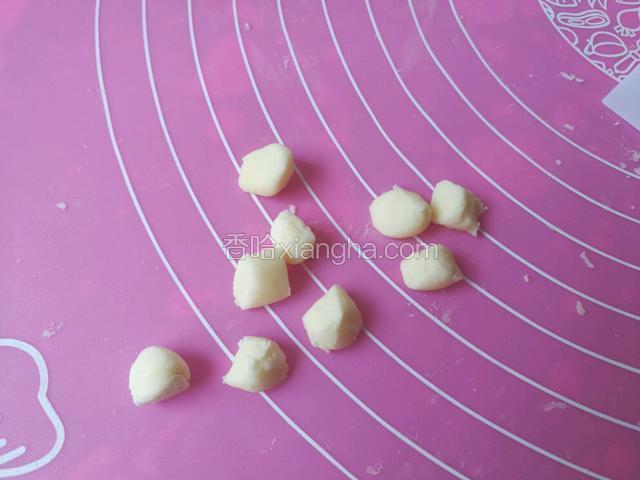 切成小丁，比黄豆粒稍微大点。