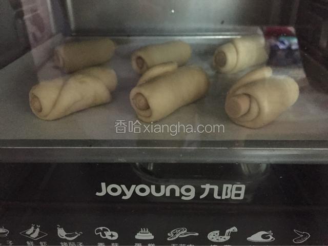 卷好的面包放回烤箱中进行二次醒发，烤箱有醒发功能的可以打开，没有此功能可以放一碗开水在烤盘下面。