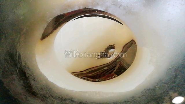 起锅倒油，油烧七成热。