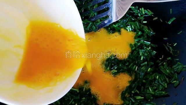 倒入鸡蛋液，转小火。