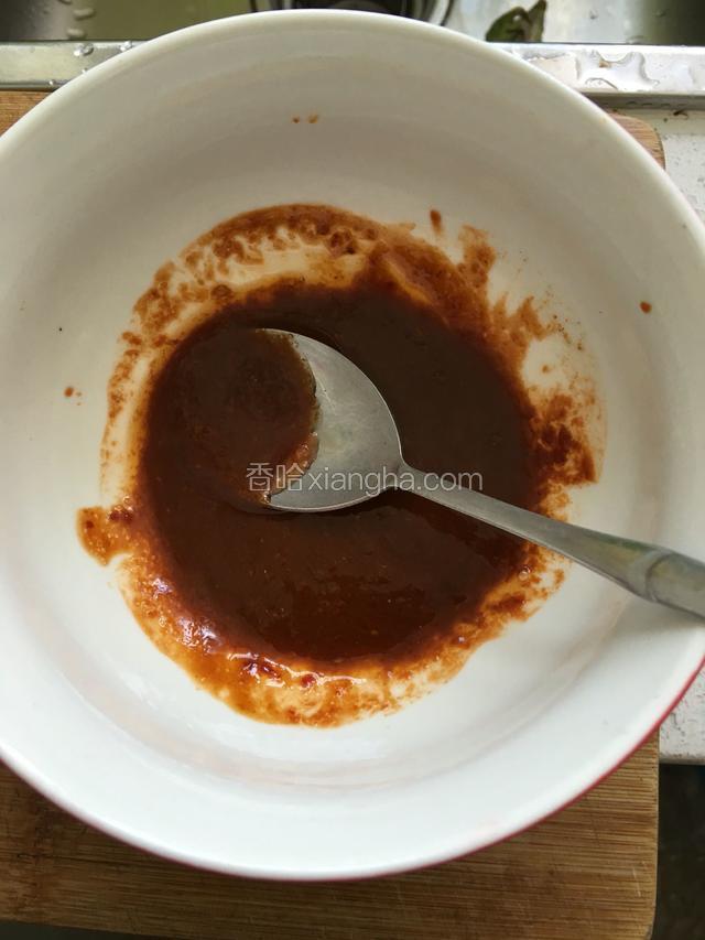 辣椒酱，油，盐，糖，十三香搅拌均匀备用
