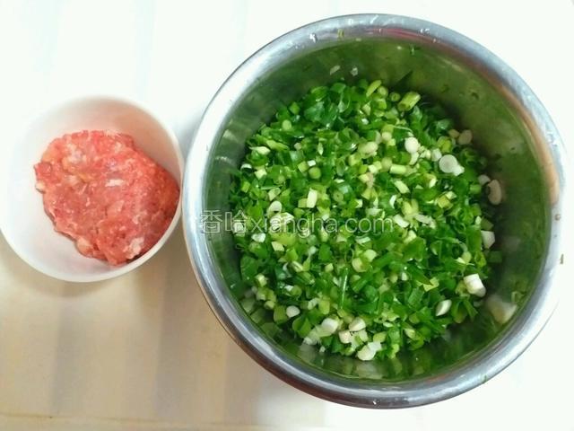 把小葱切成碎丁，猪瘦肉剁成碎末。