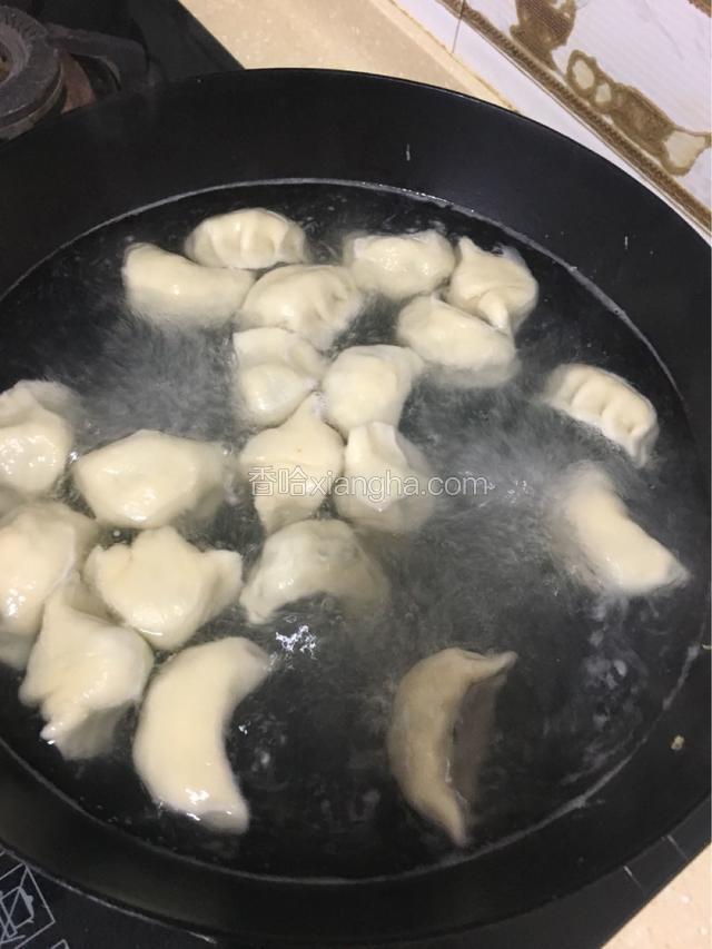 锅中倒入热水开了就能下饺子煮10分钟左右就能出锅啦